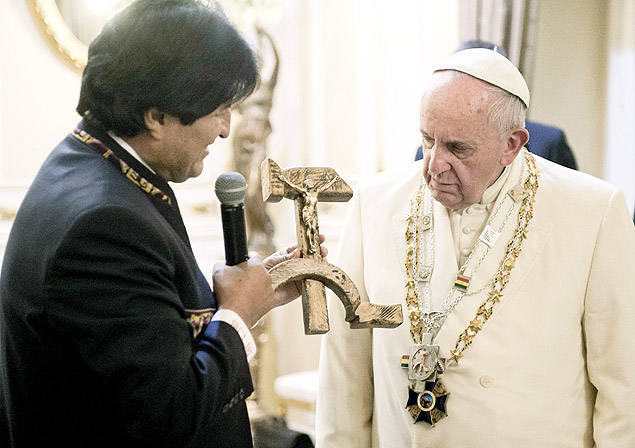Evo Morales entrega crucifixo em forma de foice e martelo para papa Francisco