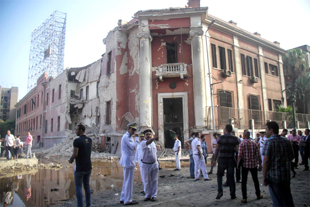 Exploso atinge o consulado da Itlia no Cairo (Egito), destruindo parte da fachada do edifcio; uma pessoa morreu e quatro ficaram feridas
