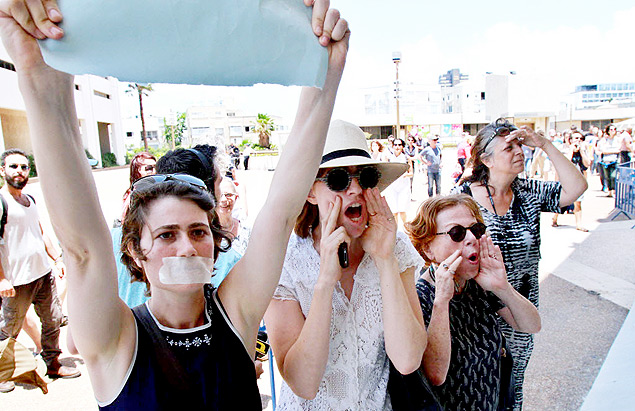 Artistas israelenses protestam contra a mministra da Cultura, Miri Regev, durante cerimnia de premiao em um festival de teatro de Tel Aviv
