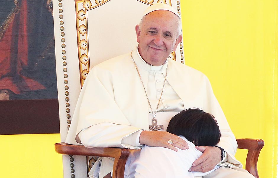 Papa Francisco abraa criana durante sua visita a priso de Palmasora, em Santa Cruz, na Bolvia