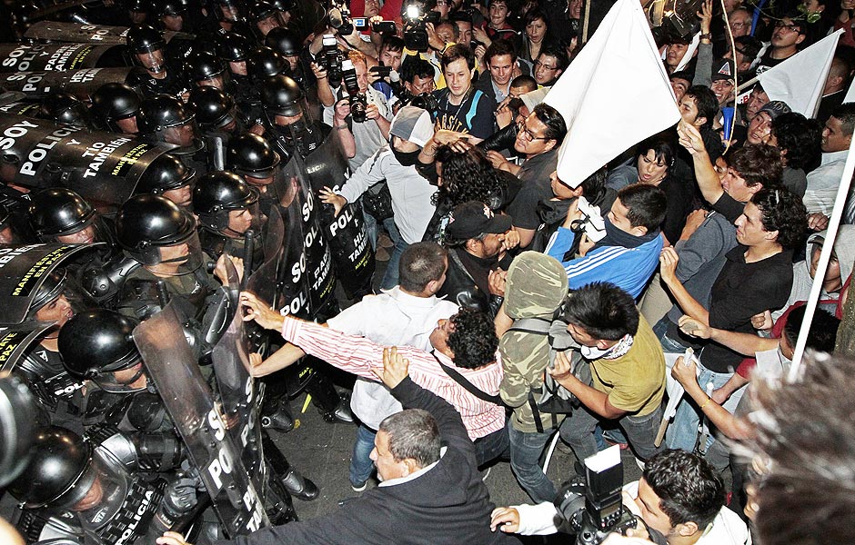 Manifestantes contrrios ao presidente Rafael Correa entram em confronto com policiais durante um protesto em Quito, capital do pas 