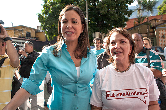 Mara Corina ( esq.) com Mitzy, mulher do prefeito metropolitano de Caracas, Antonio Ledezma
