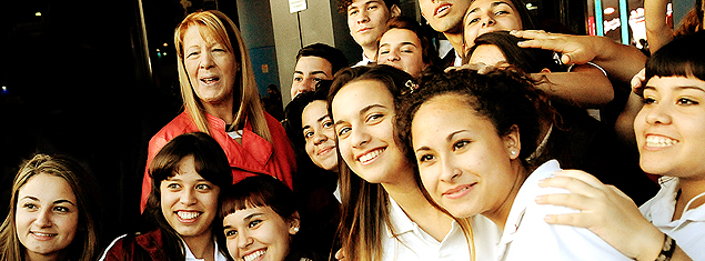 A candidata à Casa Rosada Margarita Stolbizer posa para foto com jovens na Argentina