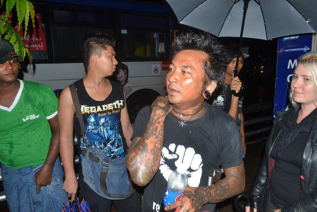 Segundo Kyaw Kyaw, um marinheiro myanmarense introduziu o punk aos jovens de Yangon em 1997.