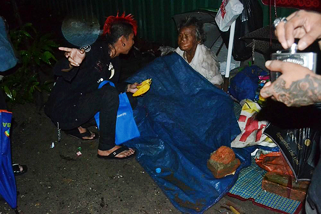 Punks de Yangon distribuem comida para os sem-teto da cidade.