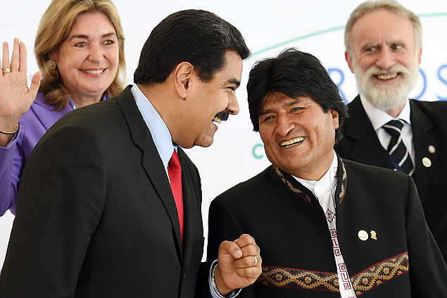 Os presidentes Nicols Maduro (Venezuela) e Evo Morales (Bolvia) conversam na cpula do Mercosul 
