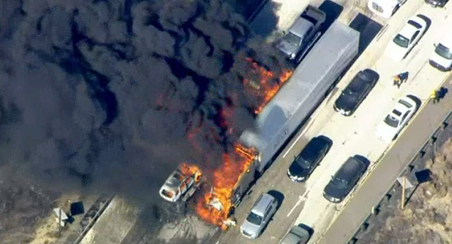 Imagens de televiso mostram carros que foram atingidos por chamas de um incndio florestal