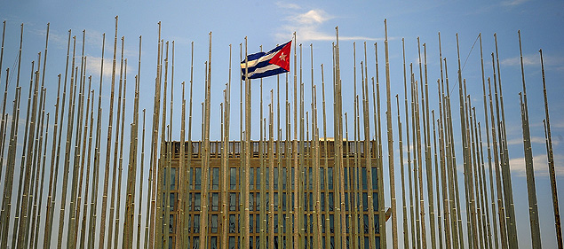 Bandeira cubana tremula ao lado do prdio da seo de interesses dos EUA, que virar embaixada