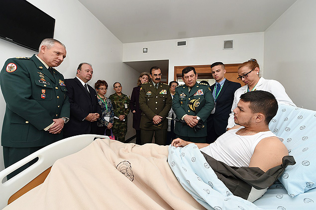 Luis Villegas, ministro de Defesa, e militares da Colmbia visitam Cristian Moscoso aps libertao