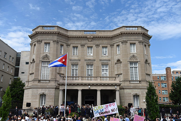 Bandeira de Cuba  hasteada na reabertura da embaixada do pas em Washington, no dia 20 de julho 