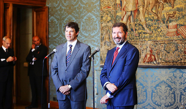 O prefeito paulistano, Fernando Haddad ( esq.),  recebido em Roma pelo prefeito Ignazio Marino