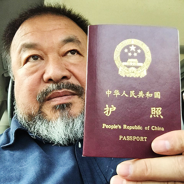 O artista dissidente chins Ai Weiwei posa com seu passaporte, devolvido pelo governo em 22 de julho