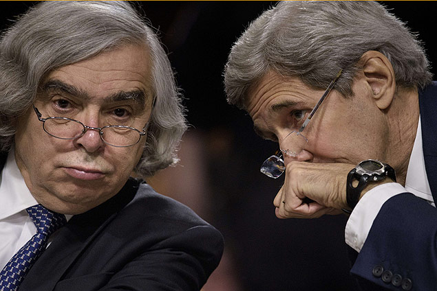 Secretrios de Estado, John Kerry (dir.), e da Energia, Ernest Moniz, conversam no Senado