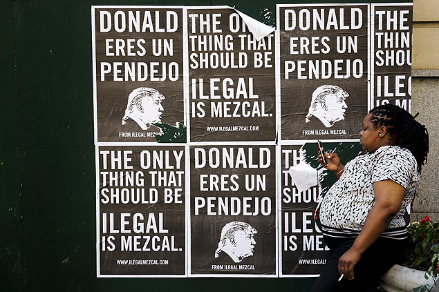 Cartazes em muro de Nova York dizem: 'Donald [Trump], voc  um idiota