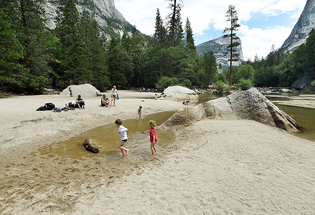 Crianas brincam no que j foi o fundo de um lago no parque nacional de Yosemite, na Califrnia