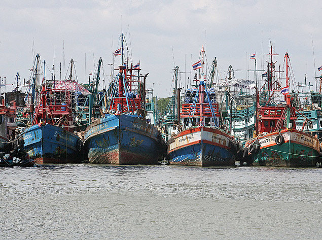 Navios pesqueiros em porto da provncia de Pattani, na Tailndia