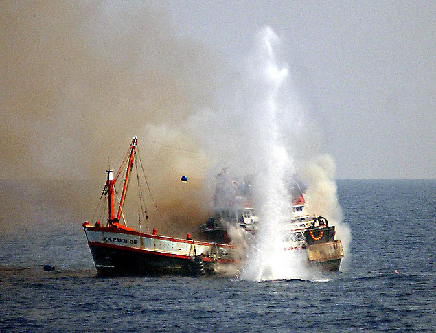 Marinha da Indonsia afunda navio que fazia pesca ilegal em sua costa: fotografia de novembro de 2003