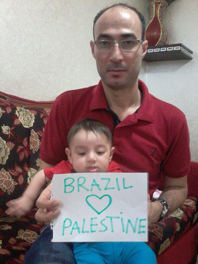 O palestino-brasileiro Mohamed Hishmeh, 33, com seu filho Mohamed 