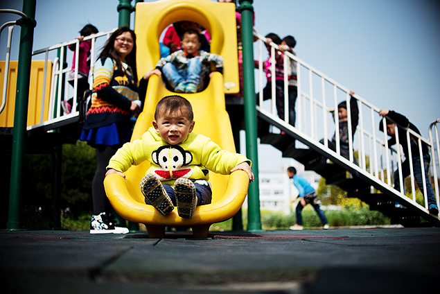 Crianas brincam em escola em Rudong, provncia de Jiangsu