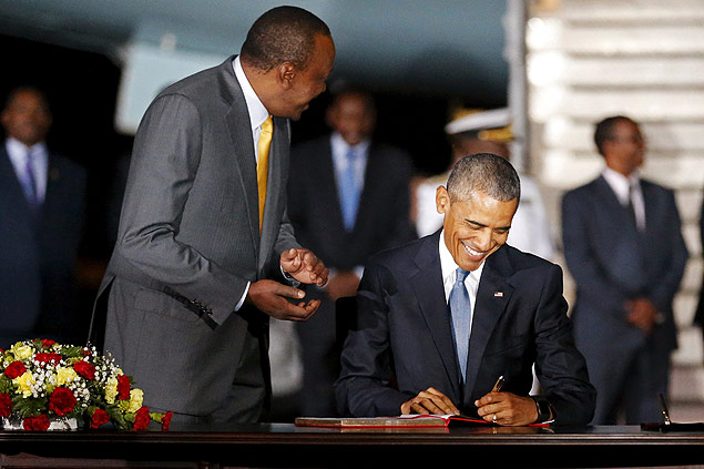 Presidente do Qunia, Uhuru Kenyatta, observa Obama assinando livro de visitas aps desembarcar