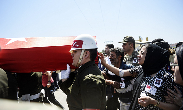 Militares levam o caixo do soldado Mehmet Yavuz, morto durante ataque do EI na fronteira com a Sria