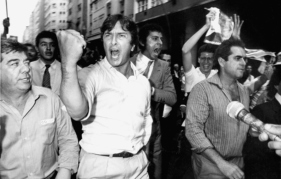 Em foto de 1989, o ento candidato  Presidncia da Repblica, Fernando Collor de Mello (PRN), berra palavres contra grupo de brizolistas em Niteri, RJ