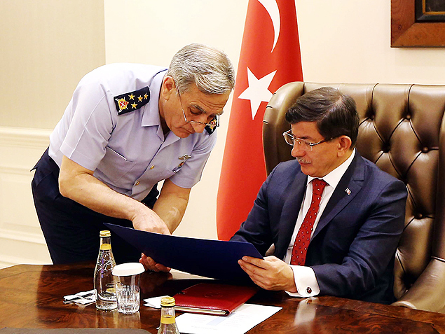 O primeiro-ministro turco Ahmet Davutoglu ( dir.) participa de reunio de emergncia com o general Akin Ozturk, da Fora Area
