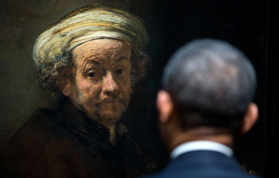 Presidente Barack Obama observa autorretrato do pintor Rembrandt durante visita a museu de Amsterd, na Holanda 