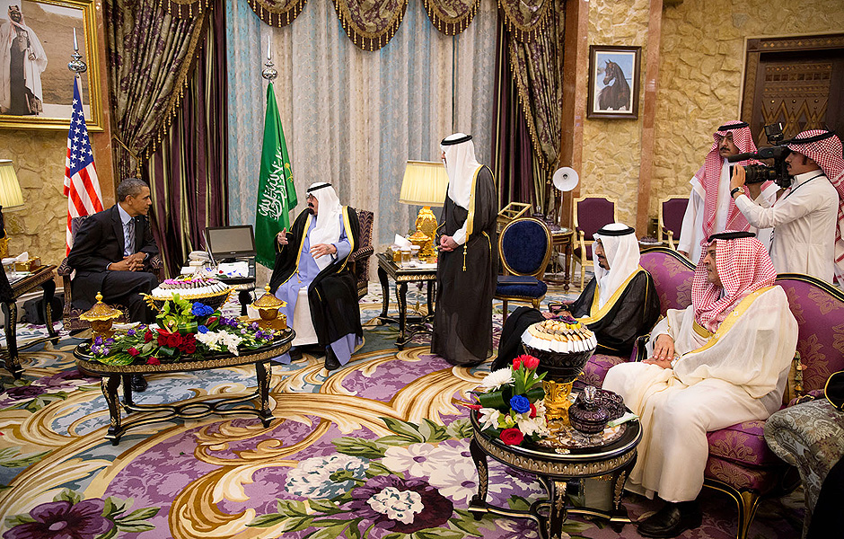 Rei Abdullah bin Abdulaziz Al Saud, da Arbia Saudita, recebe o presidente Barack Obama em maro de 2014