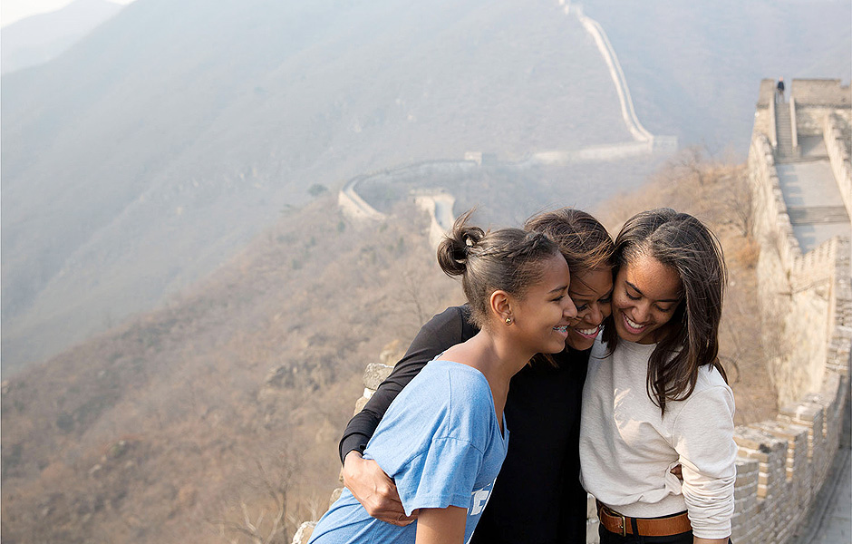 Primeira-dama Michelle Obama abraa as filhas, Sasha e Malia, durante visita  Grande Muralha da China, em maro de 2014 