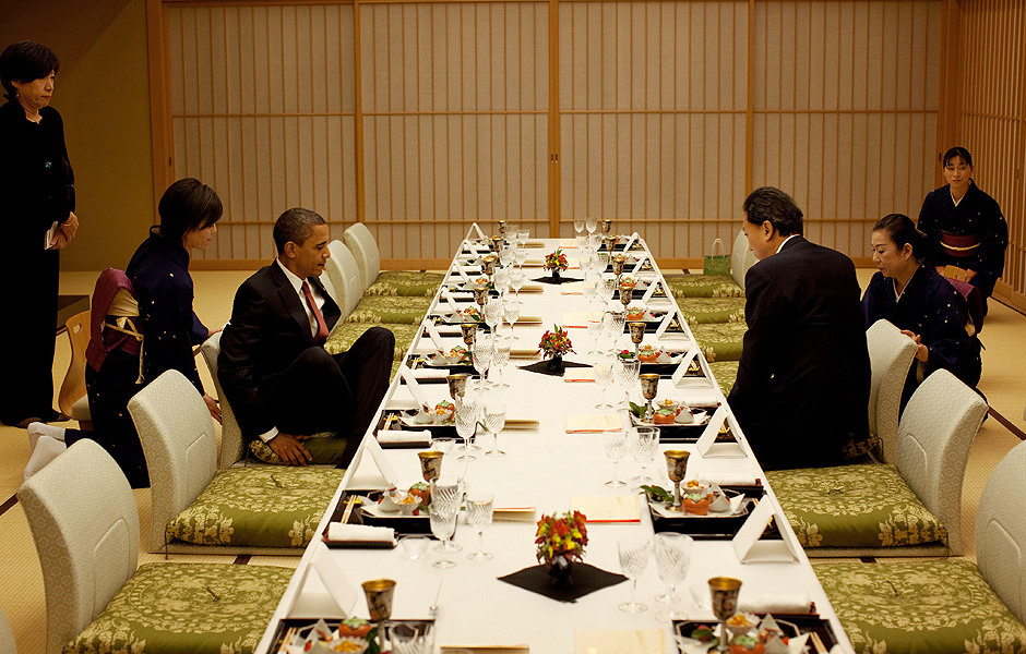 Barack Obama senta para jantar com primeiro-ministro do Japo, Yukio Hatoyama, em Tquio, em novembro de 2009 