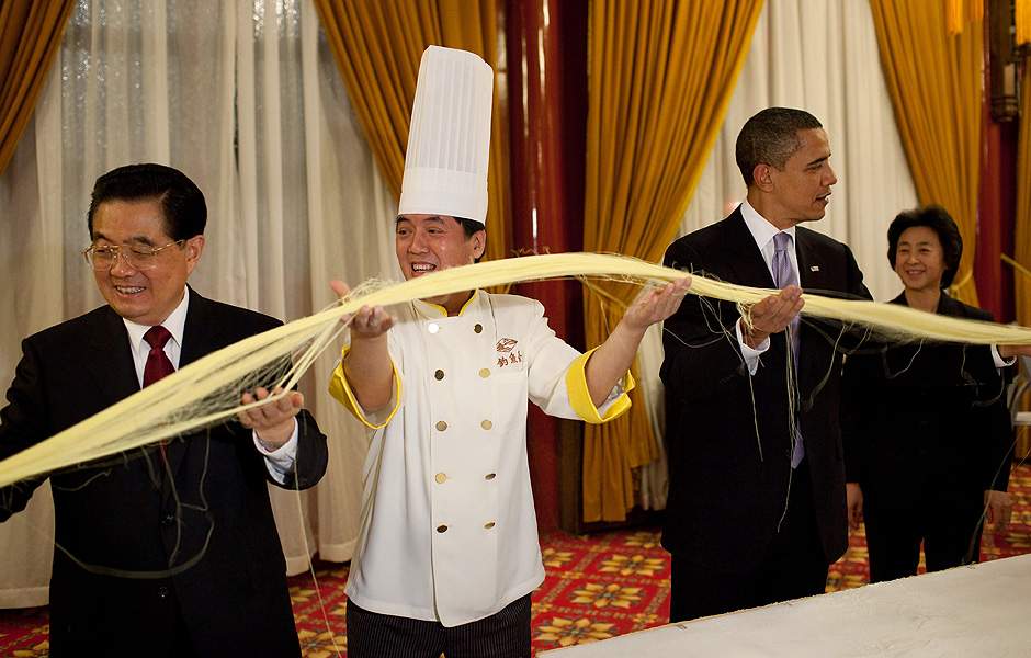 Durante jantar em Pequim, cozinheiro chins mostra feitura de macarro para Barack Obama e presidente chins, Hu Jintao