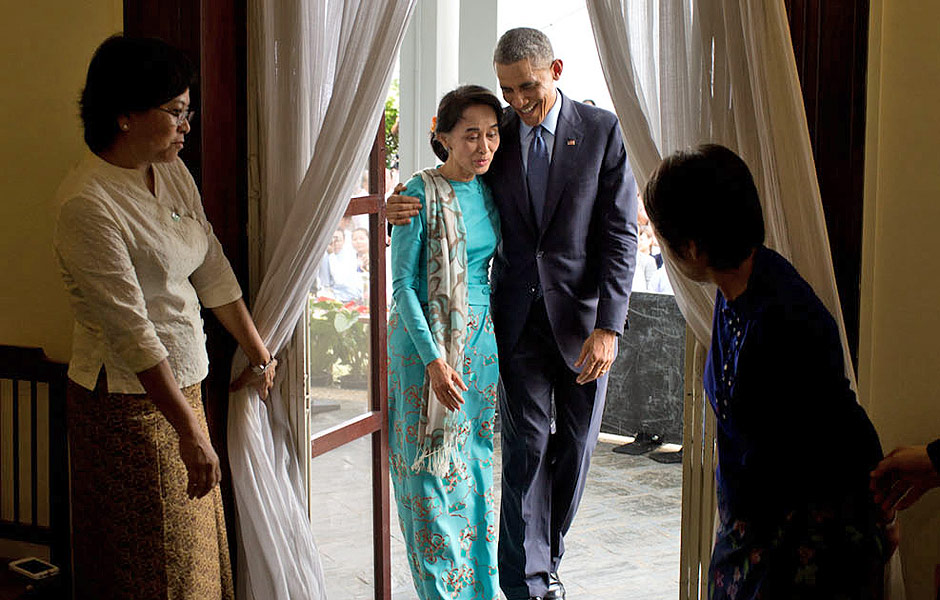 Barack Obama em encontro com a opositora Aung San Suu Kyi em sua residncia em Yangon, Burma, em novembro de 2014 