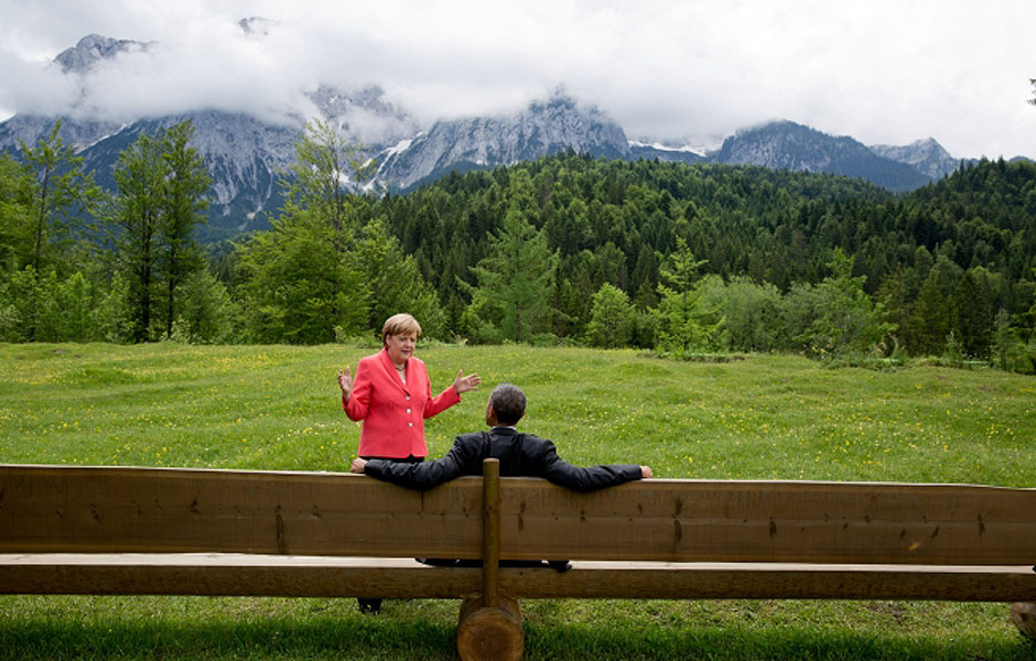Barack Obama conversa com chanceler Angela Merkel durante encontro dos G7 na Alemanha, em junho de 2015