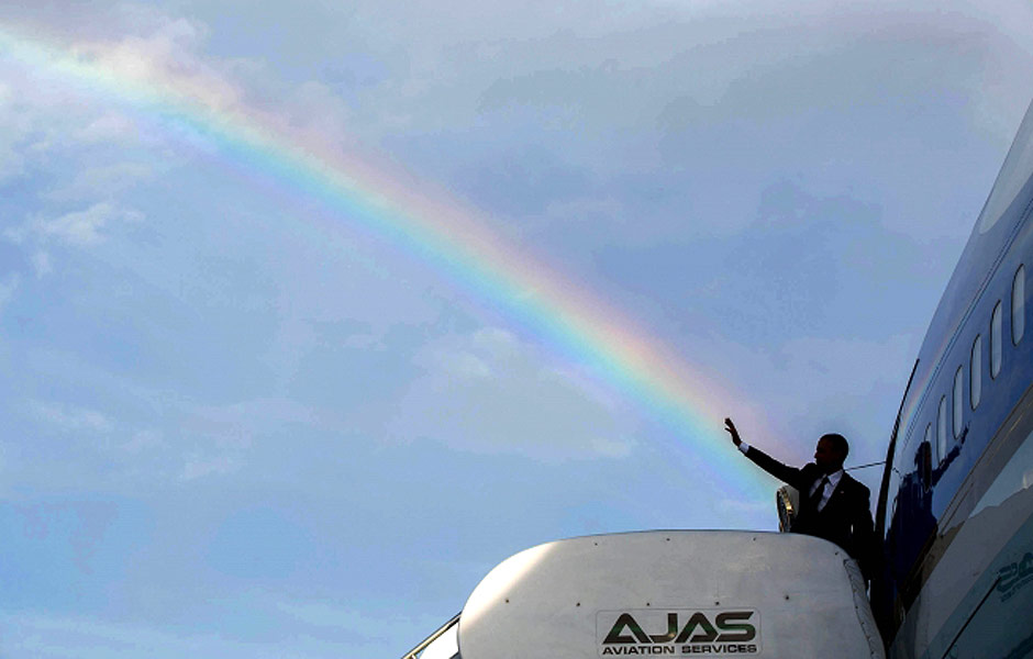 Barack Obama acena antes de entrar em avio com destino ao Panam em aeroporto da Jamaica, em abril de 2015