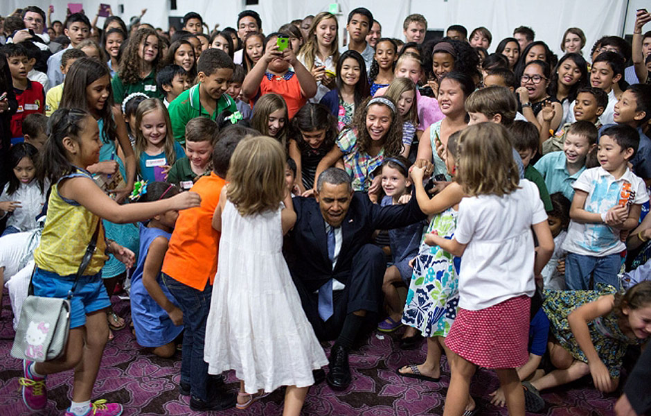 Crianas ajudam Barack Obama a se levantar aps foto em grupo na embaixada dos Estados Unidos em Manila, nas Filipinas