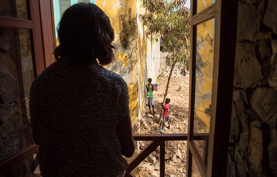 Primeira-dama Michelle Obama observa vista de janela de centro cultural na ilha de Gore, no Senegal, em junho de 2013