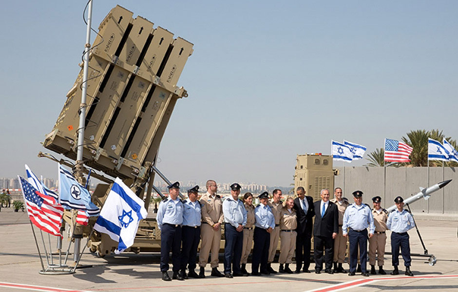 Barack Obama e o premi israelense Binyamin Netanyahu conversam com membros das Foras Armadas de Israel em frente a lanador do Domo de Ferro, em Tel Aviv