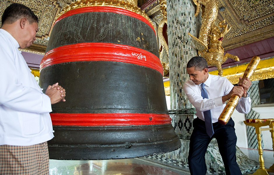 Presidente Barack Obama toca sino gigante durante visita ao pagode de Shwedagon, em Burma, em novembro de 2012