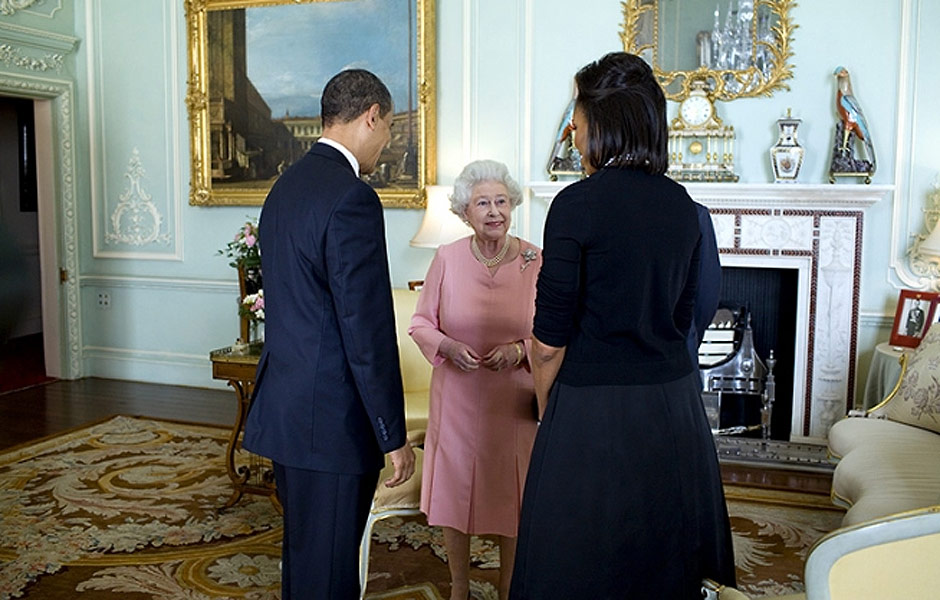 Presidente Barack Obama e primeira-dama Michelle cumprimentam rainha Elizabeth 2, do Reino Unido, em visita ao palcio de Buckingham em abril de 2009