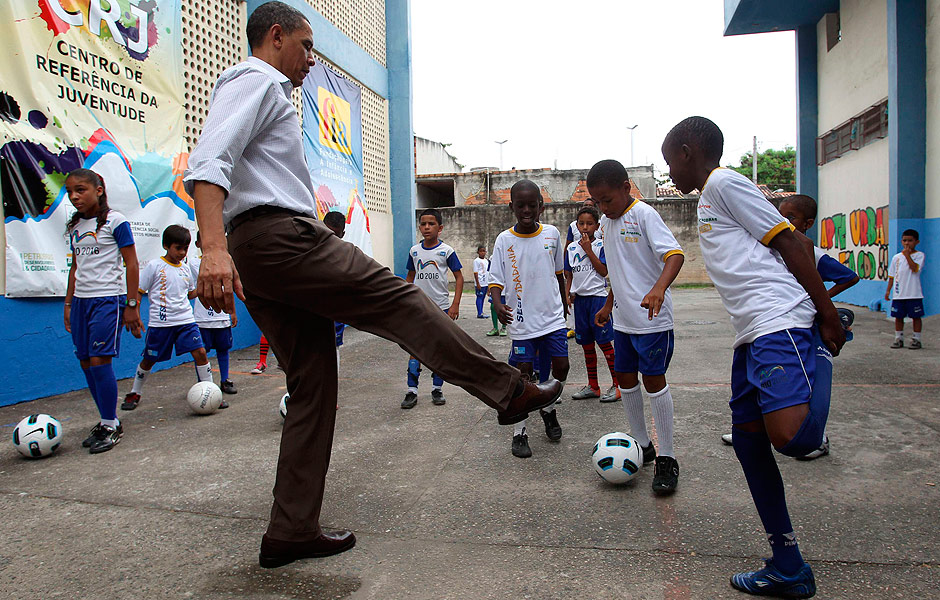 Presidente Barack Obama brinca com crianas da favela de Cidade de Deus, no Rio de Janeiro, durante visita ao Brasil em maro de 2011