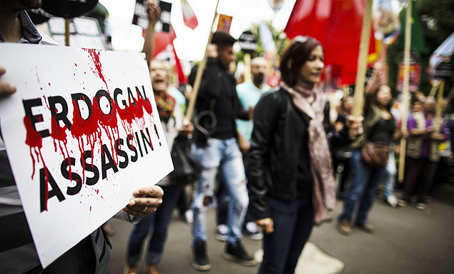 Curdos protestam diante da embaixada turca em Paris contra ataques areos da Turquia