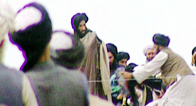 Mul Omar (em p no meio), filmado secretamente pela BBC em 1996, foi raramente visto em pblico
