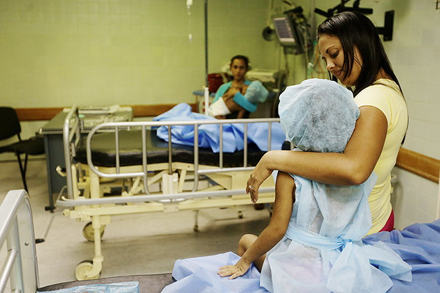 Criana descansa antes de cirurgia em hospital de Caracas, Venezuela