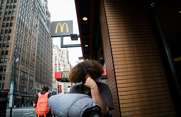 Entrada de McDonald's que foi apelidado como "McDonald's zumbi", pela presena de dependentes qumicos