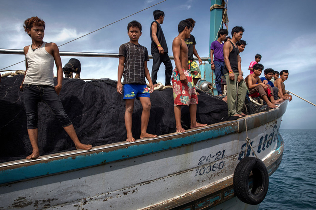 Tripulação de barco pesqueiro na costa da Tailândia: alguns marinheiros têm apenas 15 anos de idade