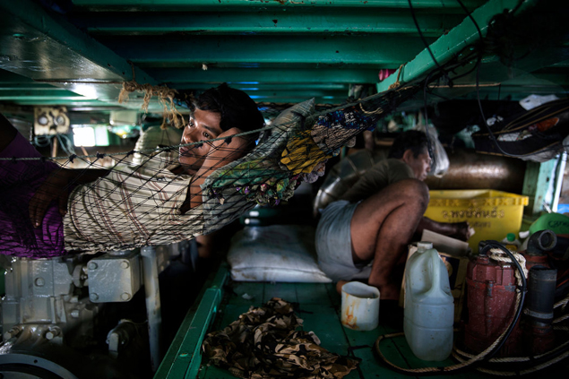 Dormitório de navio pesqueiro na Tailândia, onde a jornada de trabalho chega a mais de 20 horas diárias