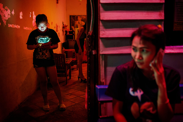 Prostitutas aguardam clientes em bar de Songkha (Tailândia): elas são outras vítimas do tráfico de pessoas