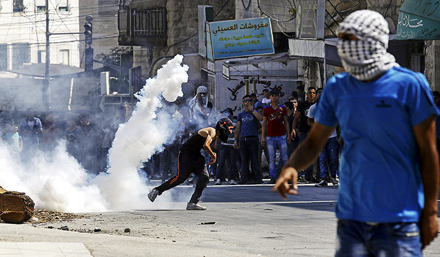 Palestinos entram em confronto com agentes de segurana de Israel em Hebron, na Cisjordnia