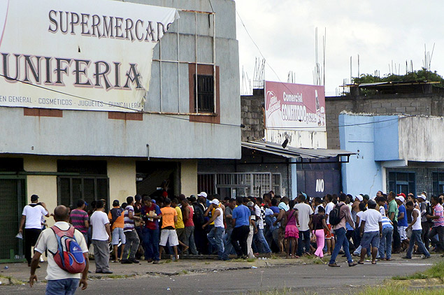 Venezuelanos tentam saquear supermercado em Ciudad Guayana, no Estado de Bolvar